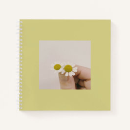 Fingertip Daisy – Soft Aesthetic Spiral Notebook Notizbuch