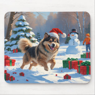 Finnischer Lapphund läuft durch Schnee mit Weihnac Mousepad