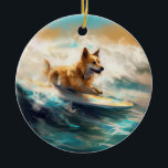 Finnisches Lapphund Beach Surfainting Keramik Ornament<br><div class="desc">Tauchen Sie ein in die spielerische Welt des Kaninchen-Abenteuers mit diesem faszinierenden Bild. Ein gepflegter Hund geht zu den Wellen und reitet geschickt auf einem sonnengeküssten Strand. Das lebendige Kunstwerk vereint wunderbar das Wesentliche der Erregung am Strand, während der Hund furchtlos auf den Wellen reitet und den Geist von Spaß...</div>