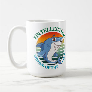 Fintellectualer Haifisch-Sucher der tiefen dunklen Kaffeetasse