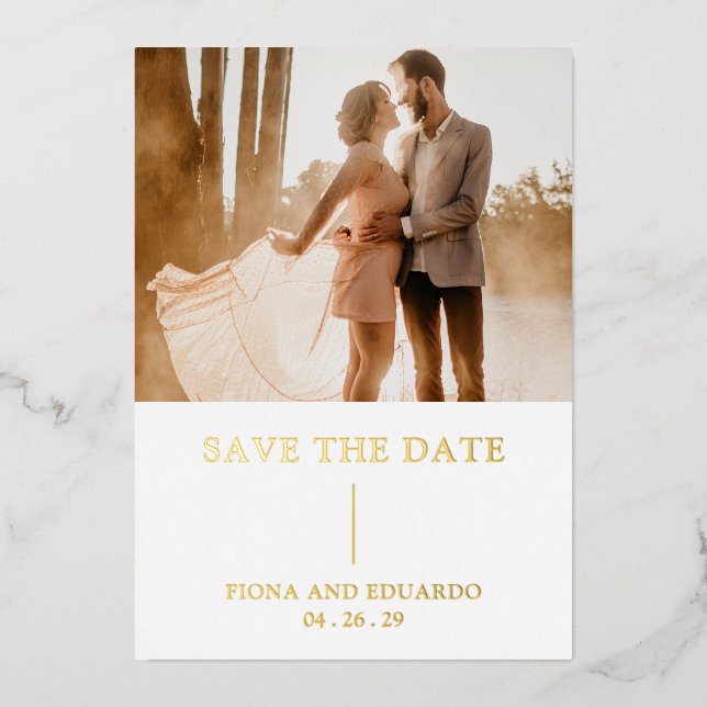 Fiona Bold Monogram Modern Wedding Folieneinladung (Vorderseite)