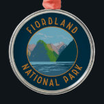 Fiordland Nationalpark Neuseeland Retro Circle Ornament Aus Metall<br><div class="desc">Kunsthandwerk aus Fiordland. Der Fiordland Nationalpark liegt im Südwesten der Südinsel Neuseelands. Es ist bekannt für die gletschergeschnitzten Förder von Doubtful und Milford.</div>