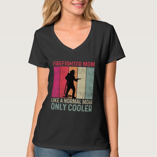 Firefighter Mom Like A Normal Mom Only Cooler Moth T-Shirt (Vorderseite)