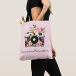 Firma Floral Fotografy Name Camera Tasche<br><div class="desc">Diese wunderschöne Blumentasche ist eine großartige Möglichkeit,  Ihre Fotografie mit einer modernen Aquarellkamera mit Blumenelementen und Ihrer Firmenwebsite auf einer Rose gold / hellrosa Hintergrund zu werben. Benutzen Sie diese Markentasche,  um Ihre Kameraausrüstung oder als Marketing-,  Werbe- oder Werbemittel mitzuführen. Ideal für den beruflichen Fotografen!</div>