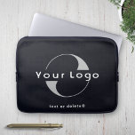 Firmenlogo auf Schwarz-weißer, sauberer Markenfirm Laptopschutzhülle<br><div class="desc">Benutzerdefiniertes Logo auf minimaler,  sauberer Laptop-Hülle. Fügen Sie Ihr Logo und Text hinzu.</div>