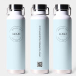 Firmenlogo Custom QR Code Website blau Trinkflasche<br><div class="desc">Machen Sie mit dem Business Logo Custom QR Code Website Blue Water Flasche eine kühne Erklärung für Ihr Geschäft. Diese berufliche Wasserflasche zeigt nicht nur Ihr Firmenlogo, sondern bietet auch eine einzigartige und effektive Möglichkeit, den Webverkehr und die Verlobung der Kunden zu steigern. Mit dem benutzerdefinierten QR-Codegenerator auf der Flasche...</div>
