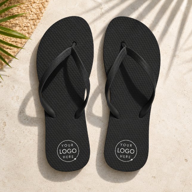 Firmenlogo | Förderung moderner schwarzer Mitarbei Flip Flops (Sleek branded pool shoes for service brands, staff gifts, trade shows, and giveaways.)