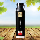 Firmenlogo Foto schwarz Trinkflasche<br><div class="desc">Ein klassischer schwarzer Hintergrund. Personalisieren Sie Ihr Firmenlogo, Ihren Namen und ein Profil-Foto und fügen Sie es hinzu. Weißer Text.</div>