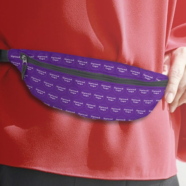 Firmenlogo Nahtloses Muster auf Lila Bauchtasche (Business logo seamless pattern on purple fanny pack)