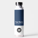 Firmenlogo, Name, Beruf Trinkflasche<br><div class="desc">Diese Wasserflasche mit dem Firmenlogo für Custom Employee Name ist einfach zu personalisieren. Ein einfaches Business-Design in marineblau-weißer Farbe, das in Vorder- und Rückengrößen vollständig anpassbar ist, serifenlose, einfache und moderne Schriftart und ein berufliches und klares Aussehen. Jede Farbe, jeder Schriftart. Keine Mindestbestellung.</div>