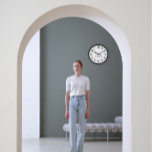Firmenminimalismus Schwarz-Grau-Logo Große Wanduhr<br><div class="desc">Einzigartig minimalistisch und dekorativ korrespondiert mit aktuellem Trend in der Wohngestaltung. Sie können die Form und Farbe der Hand ändern.</div>