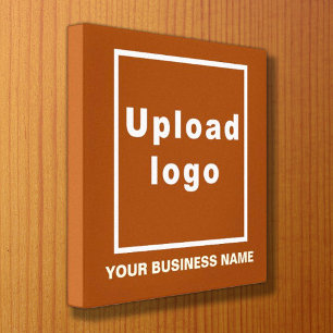 Firmenname und Logo auf dem braunen Platz Leinwanddruck