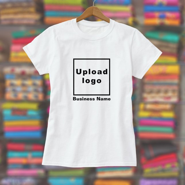Firmenname und Logo auf dem weißen T - Shirt von F (Women's white t-shirt with your business name and logo displayed in a store)