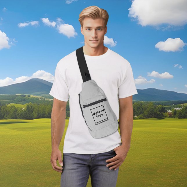 Firmenname und Logo auf der grauen Sling-Verpackun Crossbody Bag (Business name and logo on gray sling bag)