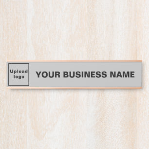 Firmenname und Logo auf grauem Langhang Türschild