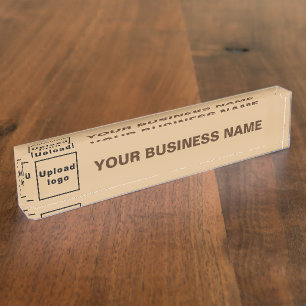 Firmenname und Logo auf hellbraunen Acrylaten Namensplakette