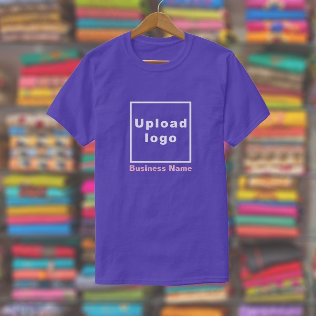 Firmenname und Logo auf Lila T - Shirt (Purple t-shirt with your business name and logo displayed in a store)