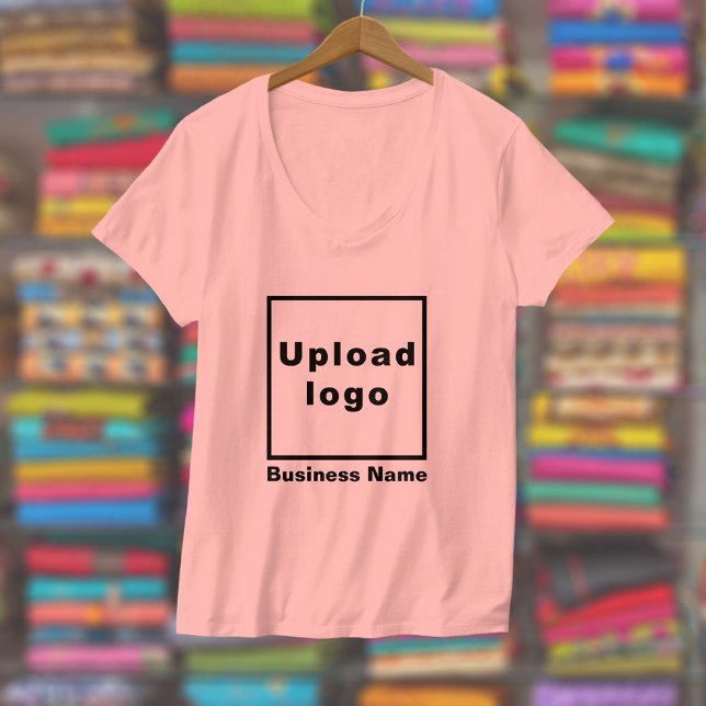 Firmenname und Logo auf "V-Neck Pink" für Frauen T-Shirt (Women's V-neck pink t-shirt with your business name and logo displayed in a store)