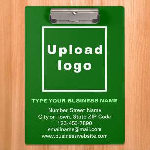Firmenname und Logo in der grünen Zwischenablage Klemmbrett