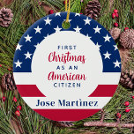 First Christmas American Citizen Custom Patriotic Keramik Ornament<br><div class="desc">Die Einführung unserer amerikanischen Flag-Ornament, ein perfekter Weg, um Ihr erstes Weihnachten als amerikanischer Bürger zu feiern! Dieses Ornament ist in Rot, Weiß und Blau gehalten, was die US Flagge zu einem guten Beispiel für den patriotischen Stolz macht. Das Ornament bietet auch Platz für Sie, um es mit Ihrem Namen...</div>