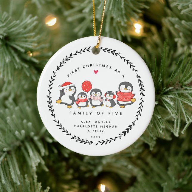 First Christmas As A Family Of Five Penguins Keramik Ornament (Baum)