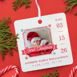 First Christmas Baby Birth Stats Foto Candy Cane Ornament Aus Metall<br><div class="desc">Ankündigung und Begrüßung der Ankunft Ihres neuen Babys mit unserer lustigen Bonbonbonbonbabys Baby Geburt Ankündigung Baby's erste Weihnachtsschmuck. Das Design verfügt über ein Single-Foto-Layout, um das Foto Ihres neuen Babys anzuzeigen. "Erste Weihnachten" wird in einem modernen Schriftart mit weißen Schriftzeichen angezeigt, in dem das Geburtsdatum an der Seite und der...</div>