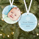 First Christmas Baby Boy Snowflake Frame Foto Ornament<br><div class="desc">Das elegante Schneeflocken-Design des ersten Weihnachtsgeburts des gerahmten Babys mit einem runden Kranz aus weißen Winterschneeflocken, der das neugeborene Foto des Fotos umrahmt. Auf der Rückseite erscheint eine benutzerdefinierte "Baby's First Christmas"-Nachricht mit Text, die mit dem Namen des Babys und dem Geburtsjahr personalisiert werden kann. Die Farbe Babyblau und Schiefergrau...</div>