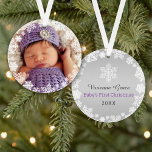 First Christmas Baby Girl Snowflake Frame Foto Ornament<br><div class="desc">Das elegante Schneeflocken-Design des ersten Weihnachtsgeburts des gerahmten Babys mit einem runden Ränder-Kranz aus weißen Schneeflocken, der das neugeborene Foto des Fotos umrahmt. Auf der Rückseite erscheint eine benutzerdefinierte "Baby's First Christmas"-Nachricht mit Text, die mit dem Namen des Babys und dem Geburtsjahr personalisiert werden kann. Das lila, silbergraue und violette...</div>