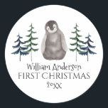 First Christmas Baby Penguin & Tree Personalisiert Runder Aufkleber<br><div class="desc">Niedlicher Aquarellbaby Pinguin und Weihnachtsbaum - erste Weihnachtsnachtsnacht - individualisierbarer Namensaufkleber. Frohe Weihnachten!</div>