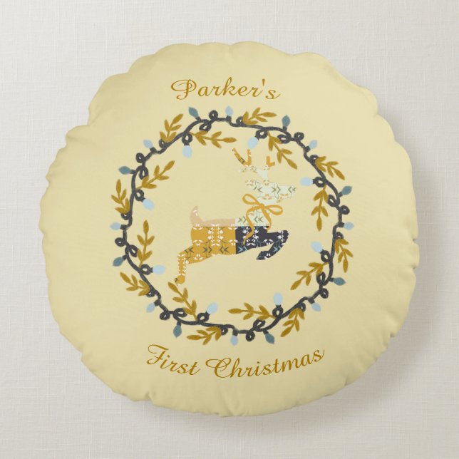 First Christmas Deer with Wreath Soft Yellow  Rundes Kissen (Vorderseite)