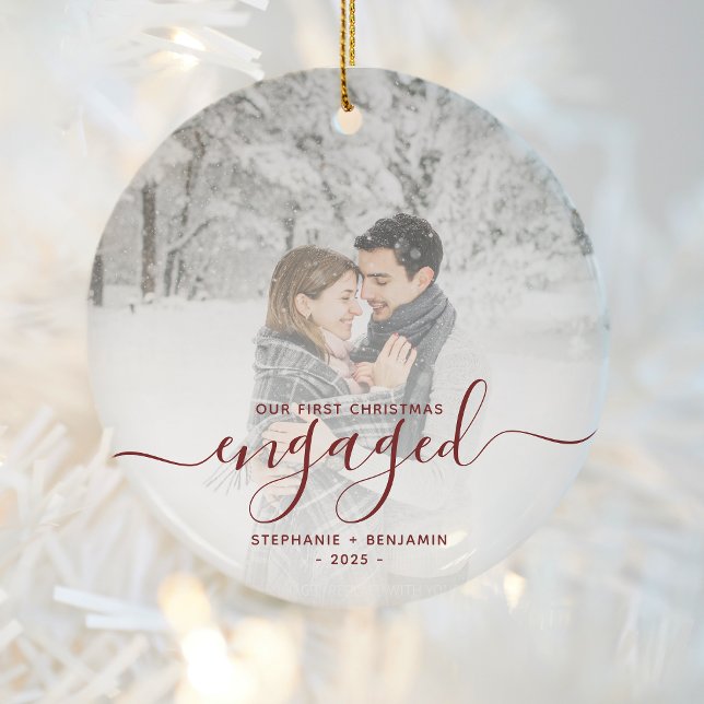 First Christmas Engaged Custom Photo Red Script Keramik Ornament (Von Creator hochgeladen)