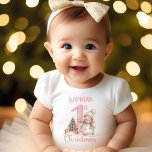 First Christmas Girl Pink Vintag Snowman Baby T-shirt<br><div class="desc">Niedlich Erster Weihnachtsbaby-T - Shirt mit einem bezaubernden Schneemann,  großer Nummer Eins und Weihnachtsbaum mit Geschenken in Rosa und Vintagen Farben. Personalisieren Sie den Namen einfach. :) - Kate Eden Art</div>