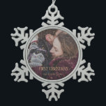 First Christmas Gold Glitzer Snowflake Ornament<br><div class="desc">Elegantes Schneeflockendekor mit goldenem Glitzer und Erstes Weihnachtsskript zusammen mit Ihren Namen in elegantem handgeschriebenem Schriftart. Sie können es mit Foto,  Namen und Zitat nach Ihren Wünschen anpassen. Karo in unserem Shop für die passende Urlaubskarte.</div>