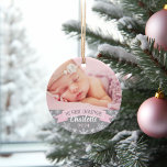 First Christmas Light Pink Baby Girl Foto Ornament<br><div class="desc">"Mein erstes Weihnachtsbanner" und Schneeflocken-Foto-Ornament-Design kann mit dem Namen und Geburtsjahr des kleinen Mädchens personalisiert werden. Enthält ein zweites Foto auf der Rückseite. Hellrosa,  graue und weiße Farben.</div>