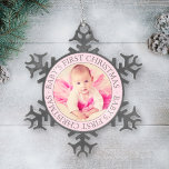 First Christmas Light Pink Custom Baby Girl Foto Schneeflocken Zinn-Ornament<br><div class="desc">Personalisieren Sie diese elegante erste Weihnachtsschmuck mit einem Foto Ihres kleinen Mädchens. Ein runder,  hellrosa und zinngrauer Rand mit "Baby's First Christmas" Text umrahmt ihr neugeborenes Foto.</div>