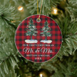 First Christmas Mr. und Mrs Two Pines Red Kariert Keramik Ornament<br><div class="desc">Moderne elegante Wasserfarben Pinienbäume Unsere ersten Weihnachten als Mr. und Mrs. Wedding Couple Ornament - Red Buffalo Kariert</div>