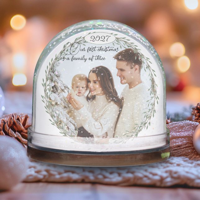 First Christmas new baby photo family of three Schneekugeln (Von Creator hochgeladen)