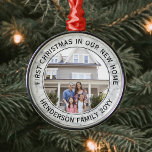 First Christmas New Zuhause Foto Elegantes Imitat  Ornament Aus Metall<br><div class="desc">Feiern Sie die Freude an Ihrem neuen Ort mit einem maßgeschneiderten Foto "Erste Weihnachten in unserer neuen Zuhause" rund Metall-Ornament. Text und Bild auf dieser Vorlage sind einfach zu personalisieren. (IMAGE & TEXT DESIGN TIPS: 1) Um die Position der Formulierung anzupassen, fügen Sie Leerzeichen am Anfang oder Ende. 2) Um...</div>