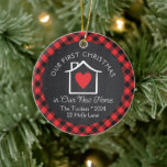First Christmas New Zuhause Heart Kariert Chalkboa Keramik Ornament<br><div class="desc">Dieses erste Weihnachtsfest in unserem neuen Zuhause Keepake-Ornament-Design bietet Platz für Ihren persönlichen Text auf einem warmen roten und schwarzen Büffel kariert & Chalkboard Hintergrund mit einer niedlichen kleinen Hausgrafik und ein Herz. Die Kollektion der Koordinationsprodukte ist in unserem Shop, zazzle.com/store/doodlelulu, erhältlich. Kontaktieren Sie uns, wenn Sie dieses Design für...</div>