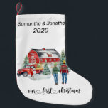 First Christmas Newlyweds Country Barn Winter Kleiner Weihnachtsstrumpf<br><div class="desc">Dieses Design entstand durch digitale Kunst, es kann in dem Bereich personalisiert sein, der durch das Ändern des Fotos oder das Hinzufügen eigener Wörter zur Verfügung gestellt oder angepasst wird. Kontaktieren Sie mich unter colorflowcreations@gmail.com wenn Sie dieses Design auf einem anderen Produkt haben möchten oder die Anzahl, Geschlecht oder Haarfarbe...</div>