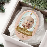 First Christmas Pink Baby Foto & Name Snow Globe Keramik Ornament<br><div class="desc">Magische Goldschneedecke und goldene Sterne Baby's erstes Weihnachts-Foto Sake-Ornament. Die erste Weihnachtsschneedecke des Rosa- und Goldbabys Foto-Sake-Ornament kann mit dem Namen des Babys,  dem Jahr,  und einem Foto auf der Vorderseite und einem auf der Rückseite angepasst werden. Original handgezeichnet Kunstwerk von Moodthology Papery.</div>