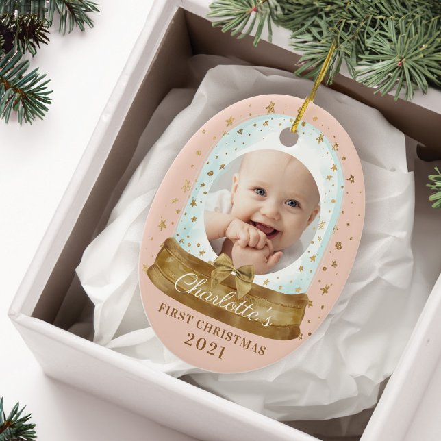 First Christmas Pink Baby Foto & Name Snow Globe Keramik Ornament (First Christmas Pink Baby Photo & Name Snow Globe Ceramic Ornament)