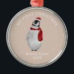 First Christmas Pink Baby Girl Pinguin Snow Ornament Aus Metall<br><div class="desc">Illustration eines Pinguins mit Weihnachtsmannmütze und passendem Schal,  umgeben von Schneeflocken mit rosa Hintergrund. Im Text steht: "Mein erstes Weihnachten." Personalisieren Sie Name und Jahr.</div>