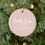 First Christmas Simple Baby Blush Personalisiert Keramik Ornament<br><div class="desc">Feiern Sie mit diesem charmanten Sake-Ornament, das einen sanften Hintergrund mit schwarzem Hintergrund und ein elegantes weißes Drehbuch bietet, die erste Urlaubssaison eines Kleinen. Dieses schmucke und minimalistische Dekor ist mit einem Namen und einem Jahr perfekt anpassbar und stellt eine herzliche Ergänzung zu Ihrem Weihnachtsbaum und eine wertvolle Erinnerung für...</div>
