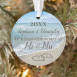 First Christmas Together Beach Wedding Mr. Mrs. Ornament<br><div class="desc">Denken Sie an eine Hochzeit am Strand oder an Flitterwochen mit diesem Ehezelt. Erste Weihnachten zusammen mit zwei ineinander greifenden Strand Hochzeitsherzen im Sand gezeichnet macht eine elegante tropische Ozean Küste nautische Theme Hochzeit,  passendes Set von Gegenständen. Hübschen türkisfarbene Wellen,  die am Ufer und am pastellblauen Himmel abstürzen.</div>