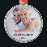 First Christmas Together Couple Foto Monogram Ornament Aus Metall<br><div class="desc">Schaffen Sie sich ein schönes Erinnerungsfest Weihnachtsschmuck für Ihr erstes Weihnachtsfest zusammen als Paar. Monogramm mit dem Jahr der Veranstaltung oder einer anderen persönlichen Nachricht. Fügen Sie Ihr Lieblings-Foto hinzu.</div>