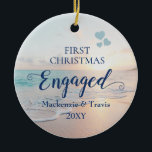 First Christmas Verlobt Beach Sunset Keramik Ornam Keramik Ornament<br><div class="desc">Bewahre Verlobung Ornament mit einem romantischen Sonnenuntergang am Strand oder Sonnenaufgang über einem tropischen Ozean mit türkisfarbenen aquamarinen Wellen und rosa,  pfirsichfarbenen Sandküste in Pastellfarben ist ideal für Paare,  die am Strand verlobt sind oder eine Hochzeit in Urlaubsort planen.</div>
