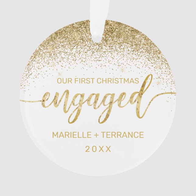 First Christmas Verlobt Gold Glitzer Script Foto Ornament (Vorderseite)
