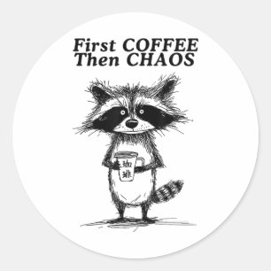 First Coffee Dann Chaos Funny Raccoon Runder Aufkleber