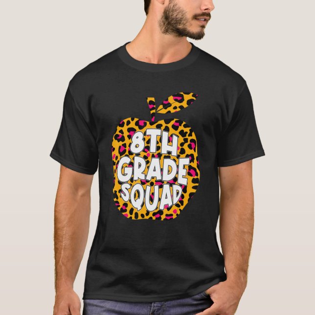First Day School 8th Grade Squad Leopard Back Scho T-Shirt (Vorderseite)